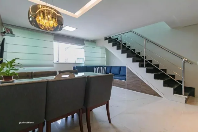 Imagem Este espaçoso apartamento de 167 metros quadrados oferece uma experiência de vida confortável e m...