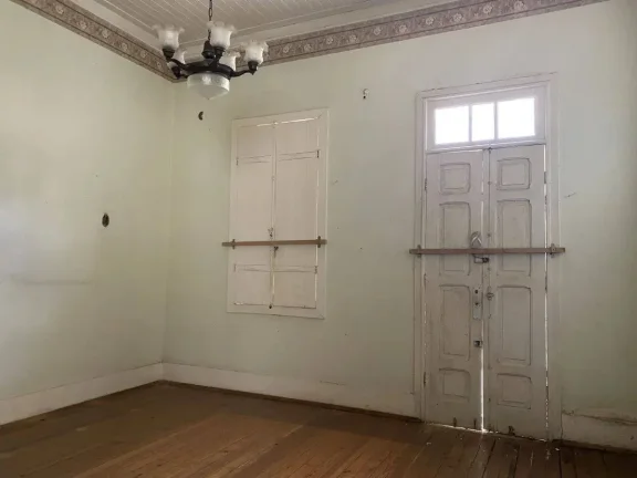 Imagem Casa Antiga, Bem Conservada e Espaçosa no bairro São José em Barbacena