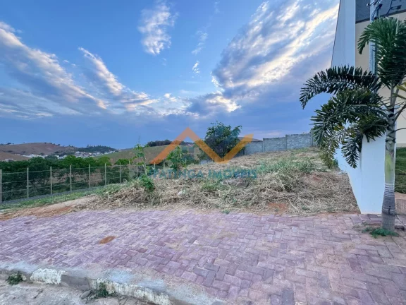 Imagem Seu refúgio de tranquilidade e segurança espera por você! Viva cercado pela natureza e com toda a segurança que um condomínio fechado pode oferecer! Este lote de 339m² é perfeito para construir o lar