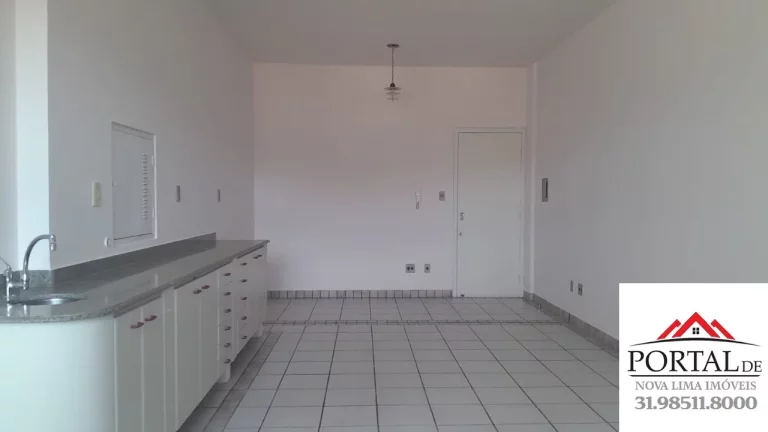 Imagem Sala comercial com 25 m², arejada, com boa iluminação natural e equipada com armários planejados de alta qualidade.