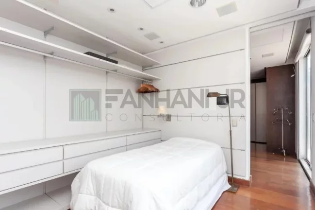 Imagem Cobertura no Jardins: 3 quartos, 1 suíte, 4 salas, 4 banheiros, 3 vagas - São Paulo-SP - 550m²!