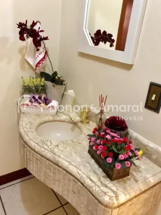 Imagem Linda casa com 900m de terreno e 610 m de construção, escritório, despensa com adega, churrasquei...