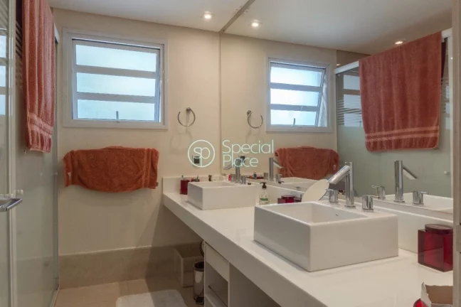 Imagem Essa casa possui cinco dormitórios, sendo quatro suítes, hall, lavabo, sala de jantar, sala de TV ...