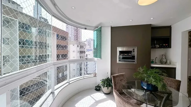 Imagem Apartamento com 4 dormitórios sendo 2 suítes e 2 vagas de garagem no centro de Balneário Camboriú