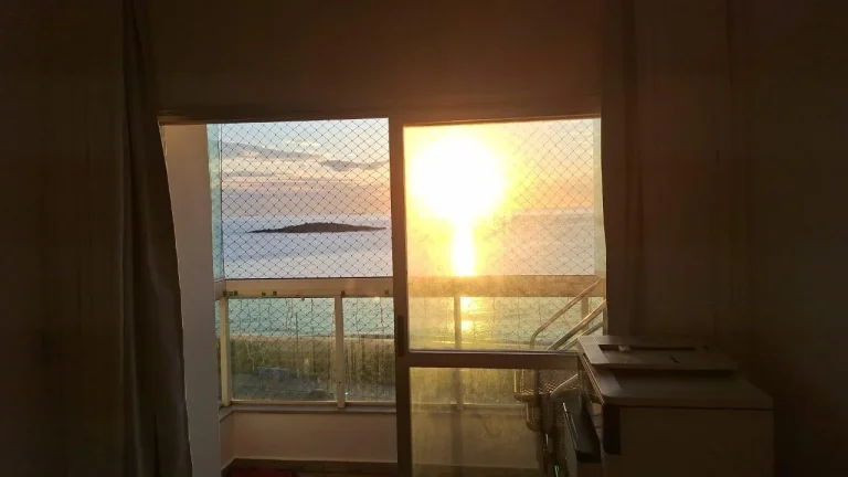 Imagem Vendo apartamento de três quartos com suíte na Rodovia do Sol de frente para o mar, andar alto, com duas vagas de garagem.