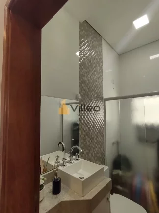 Imagem Descubra o privilégio de viver com conforto, segurança e requinte nesta residência única no Resi...