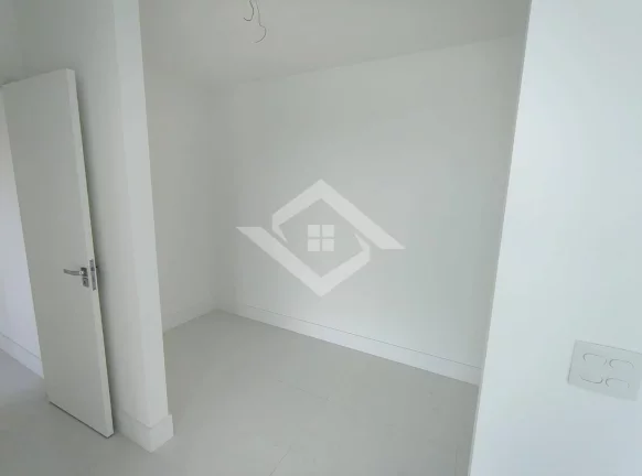 Imagem Apartamento de 4 Quartos na Barra da Tijuca perto do Posto 6 com 147 m²