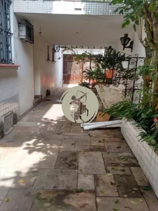 Imagem Sobrado a venda em bairro nobre em Santos