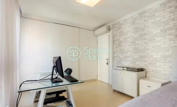 Imagem Apartamento no Morumbi, com 04 suítes, 06 banheiros e 04 vagas. O condomínio dispõe de Piscina, A...