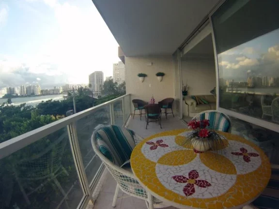 Imagem Pitangueiras Frente Total ao Mar, Melhor Prédio e Localização, 2 Garagens, Varanda com Vista Espetacular ao Mar.