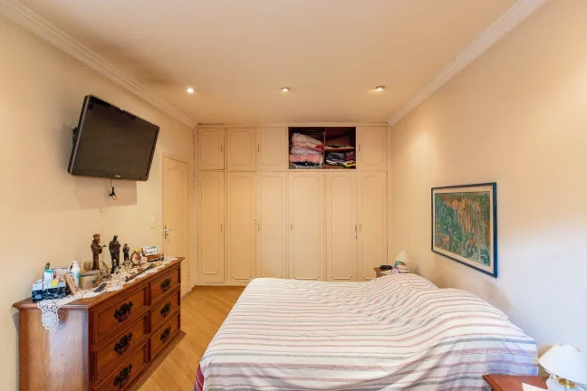 Imagem CASA TÉRREA JD SAÚDE 209,00 M 3 DORMITÓRIOS SENDO 2 SUÍTES SALA 3 AMBIENTES AMPLOS LAREIRA COZINHA ÁREA SERVIÇO CHURRASQUEIRA SALÃO FESTAS 4 VAGAS