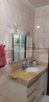 Imagem Sobrado com excelente estrutura e espaços bem distribuídos. No andar térreo, conta com uma sala a...