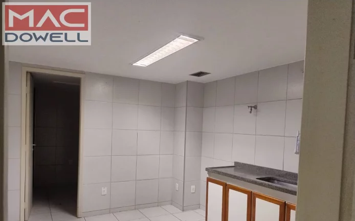 Imagem Loja linear de 428 m² em frente a Praia de Botafogo no Rio de Janeiro