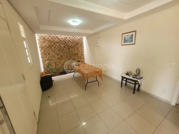 Imagem Casa Padrão à Venda em Lagoa Nova, Natal - 4 Dormitórios