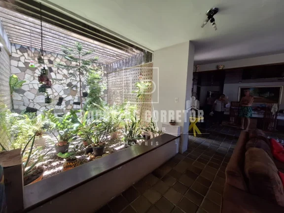 Imagem Casarão de esquina em Olinda, 4qtos, 5vgs. quintal gigante na avenida há 2min. shop. patteo 45mts²