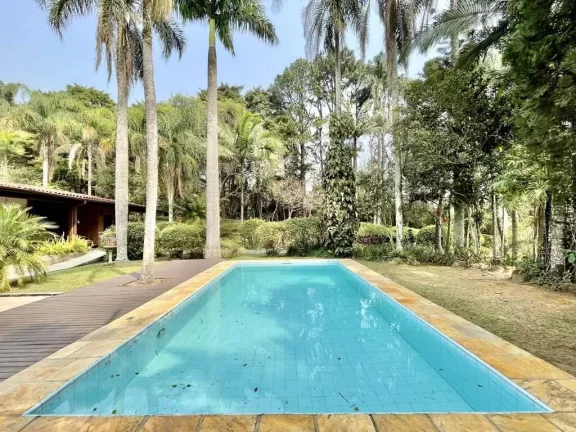 Imagem Condomínio de alto padrão, arborizado e com alamedas largas.