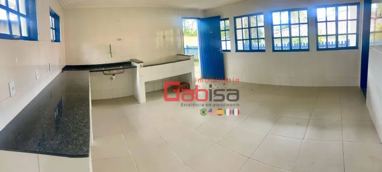 Imagem Espaço Versátil à Venda: Imóvel de 4125 m² com Estrutura de Escola e Quadra na Ferradura
