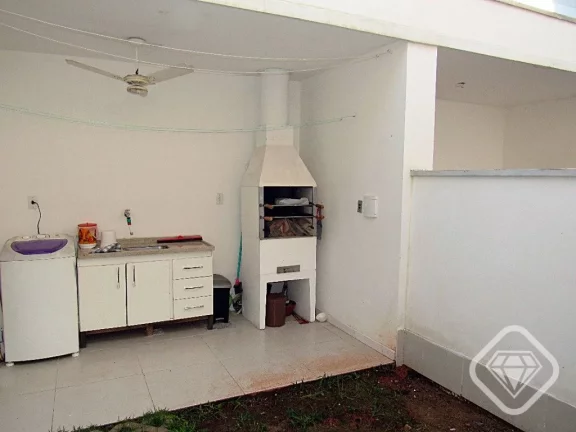 Imagem Casa charmosa e ensolarada no Jardins do Prado, com 2 suítes, pátio e churrasqueira, em um loteame...