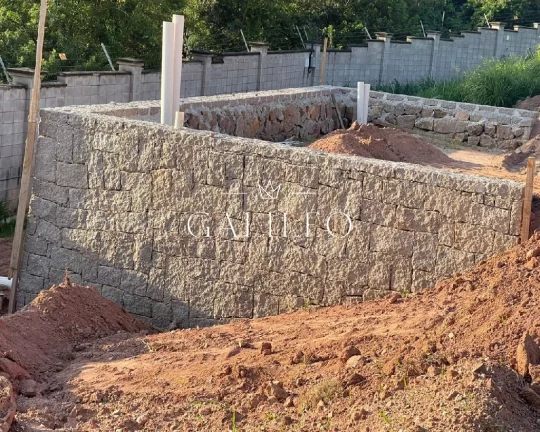 Imagem Vende Lote em Construção com 656 m² Horto Florestal - Jundiaí- SP - Área construída construída 358 m² - projetos, fundação, piscina e muro de arrimo.