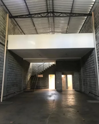 Imagem galpão com 250 m2, com pé direito de 7 m FL26