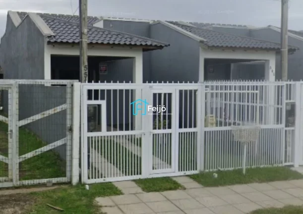 Casa 2 dormitórios com suíte, pátio frente e fundos e garagem coberta no Centro de Cidreira