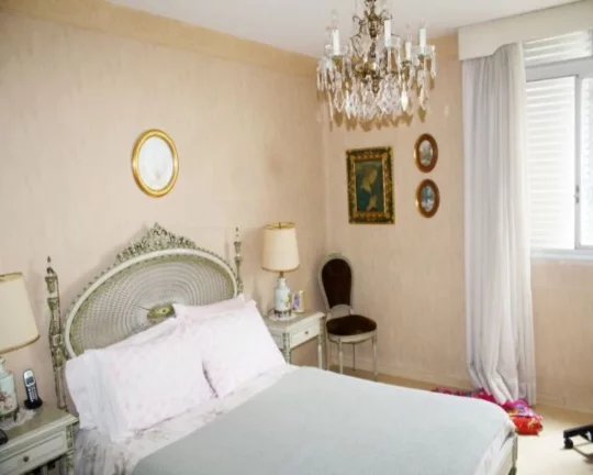 Imagem Apartamento com living amplo com janelas grandes, piso de carpete, 03 dormitórios com armários, co...