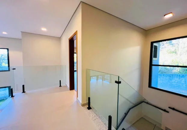Imagem Refúgio Contemporâneo na Vila Siomara: Design, Terreno Plano e o Silêncio das Araucárias