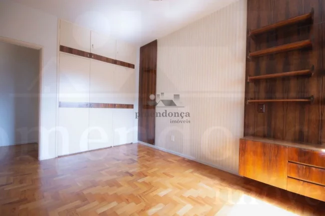 Imagem Apartamento com amplo living, 3 dormitorios sendo uma suite, apartamento com piso em tacos nos dormi...
