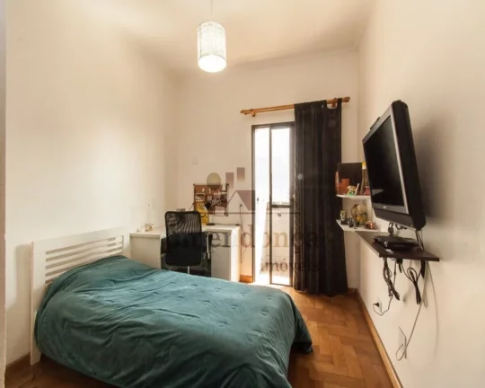 Imagem Imóvel possui living amplo para 3 ambientes, varanda integrada, lareira, lavabo, na área íntima s...
