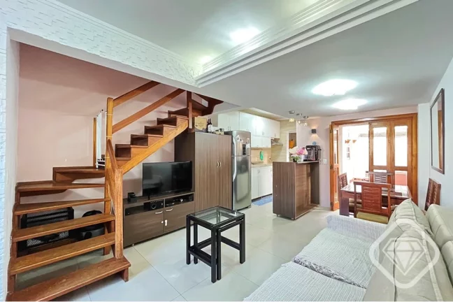 Imagem Casa com 3 dormitórios, suíte, sótão e áreas de convivência integradas no Bairro Tristeza

Um ...
