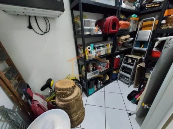 Imagem Apartamento com 3 dormitórios, 1 com sacada, contando com mais 1 dormitório de serviço.
Banheiro ...