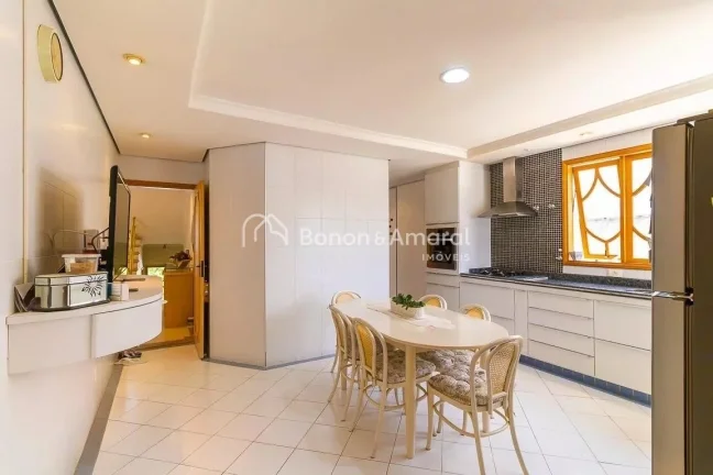 Imagem Casa espaçosa e bem equipada, para quem procura conforto e comodidade. A residência possui 5 quart...