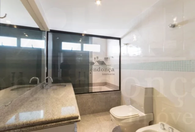Imagem Belo apartamento com armários embutidos, arejado e iluminado. Amplo living para 02 ambientes, terra...