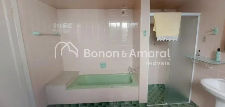 Imagem Casa em localização estratégica no coração do Guanabara, ideal para fins residenciais ou comerc...