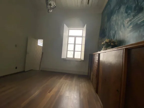 Imagem Casa Antiga, Bem Conservada e Espaçosa no bairro São José em Barbacena