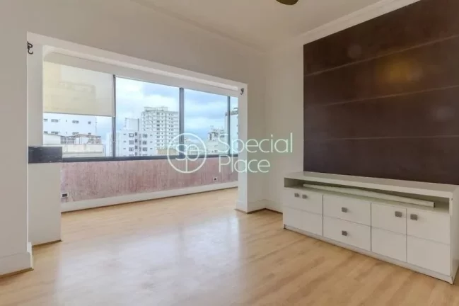Imagem Linda Penthouse no miolo do bairro. São 231m² de área privativa, 3 dormitórios ( 1 suíte) e 2 v...