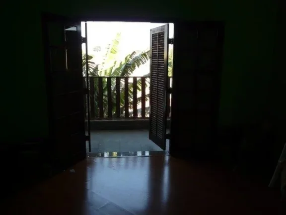 Imagem ???? Sobrado Amplo com Estilo Clássico - 4 Quartos, Suíte com Banheira e Muito Espaço!