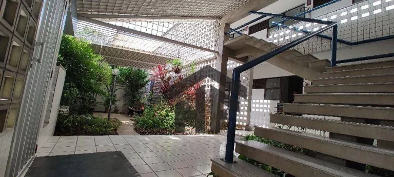 Imagem Casa Comercial para alugar ou vender, com 9 salas, localizada em Casa Forte, Recife - Pernambuco