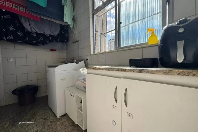 Imagem Este espaçoso apartamento oferece o conforto e a conveniência que você procura. Com um total de t...