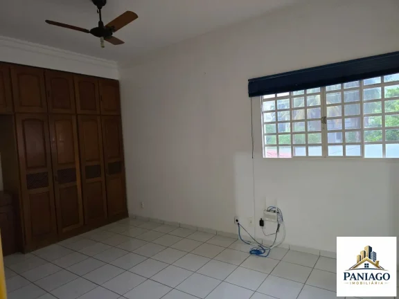 Imagem Casa aconchegante em condomínio, com 4 quartos, jardim e piscina, Cuiabá-MT