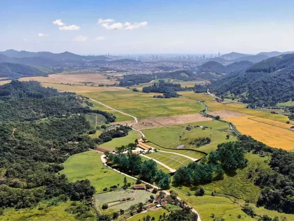 Imagem Terreno com 620m² em condomínio rural com estrutura para cavalos em Camboriú