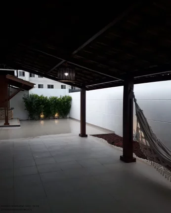Imagem Casa de Alto Padrão em Condomínio à Venda em Camaçari-BA - 3 quartos, 1 suíte, 2 salas, 1 banheiro, 4 vagas, 130,00 m².
