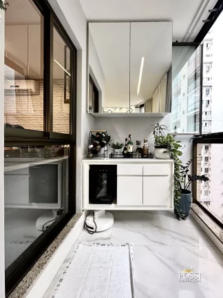 Imagem Apartamento reformado, 75m², 2 quartos, 2 vagas, na segunda quadra do mar da Praia de Itapoã