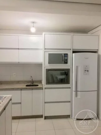Imagem Vendo apartamento em Bairro Arreias São José SC, de três dormitórios, suíte, duas vagas livres, cozinha e área de serviço mobiliados.