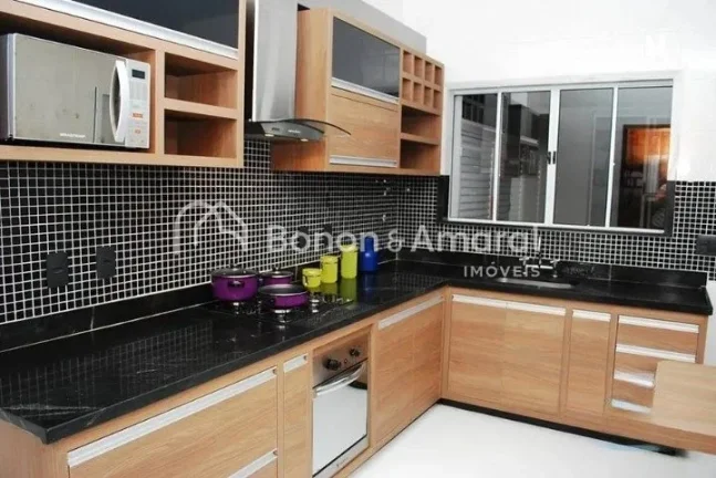 Imagem Casa ampla estilo sobrado com 375 m² de área construída, 4 quartos suítes, sendo 2 deles com hid...