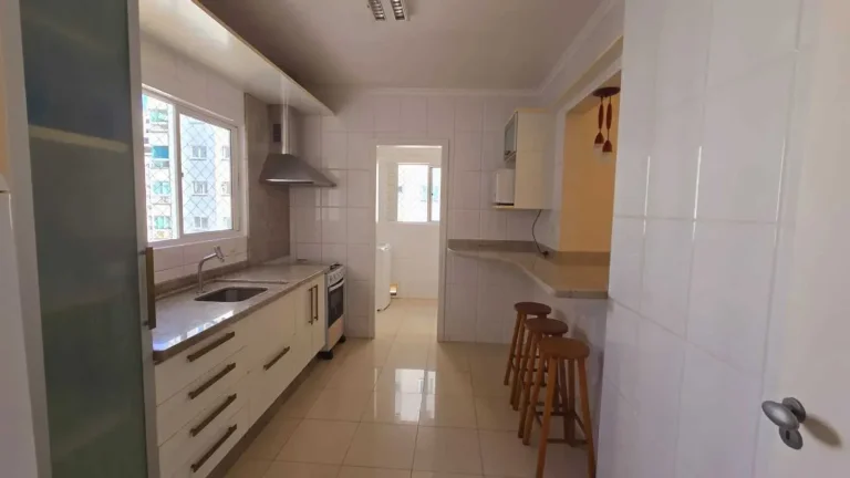 Imagem Apartamento quadra mar com 2 dormitórios sendo 1 suíte e 1 vaga em Balneário Camboriú/SC