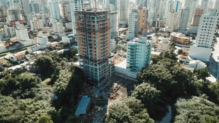 Imagem Apartamento na planta com 4 dormitórios sendo 2 suítes e 2 vagas de garagem - Itapema/SC