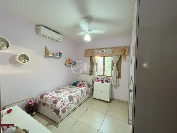 Imagem Linda casa de esquina - Casa espaçosa