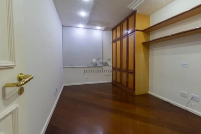 Imagem Apartamento amplo, com piso de tábuas largas de ipê, terraço, living para 02 ambientes, lavabo, a...