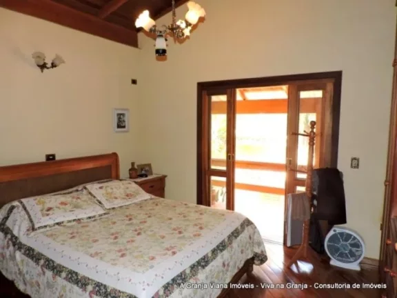 Imagem Muita privacidade com paisagismo tropical, piscina, 5 dormitórios e área gourmet completa.